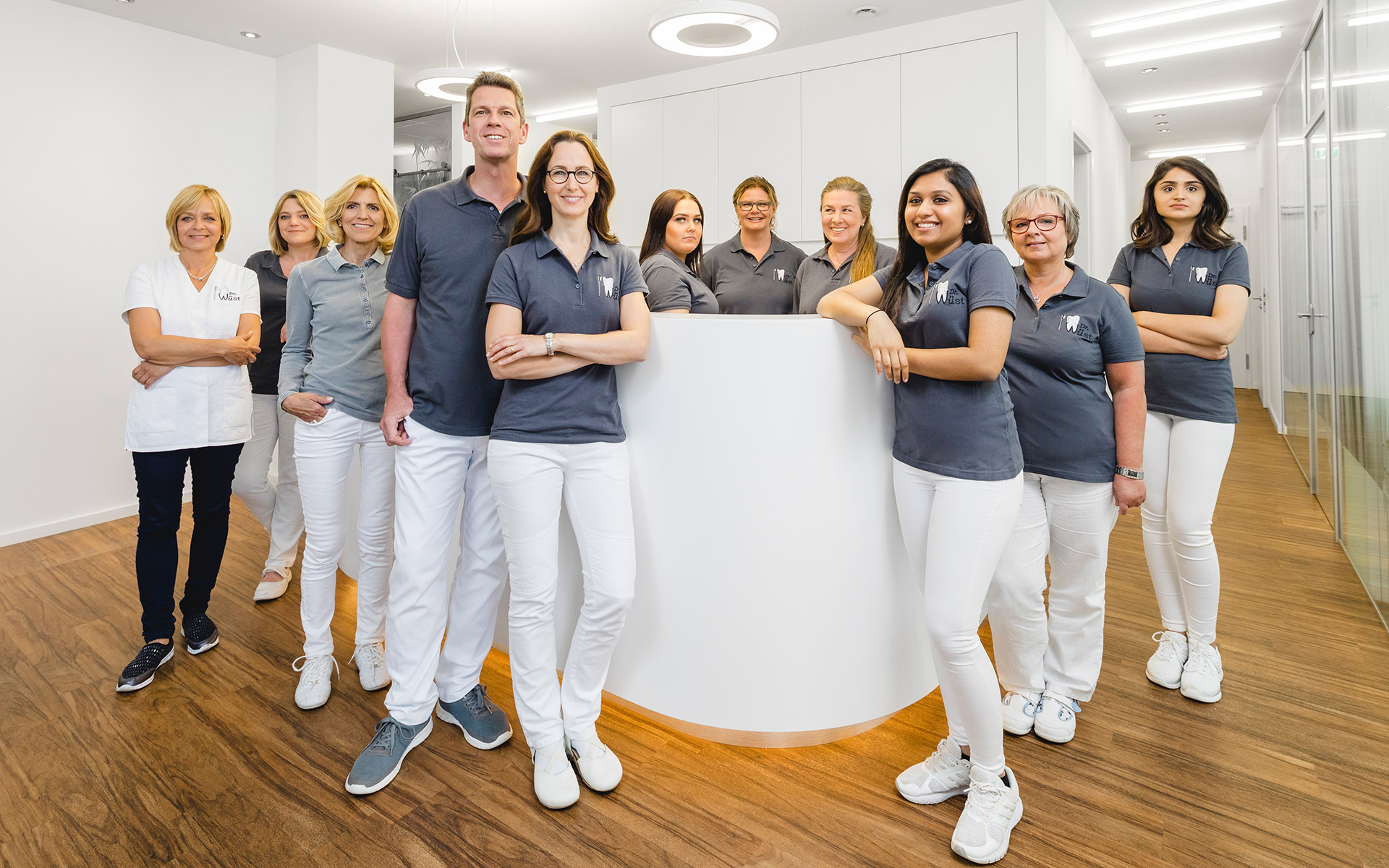 Zahnarzt Krefeld Praxisteam im Empfangsbereich